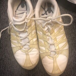 New NIKE Women’s Cheer Flash Sneakers US 7 Off White